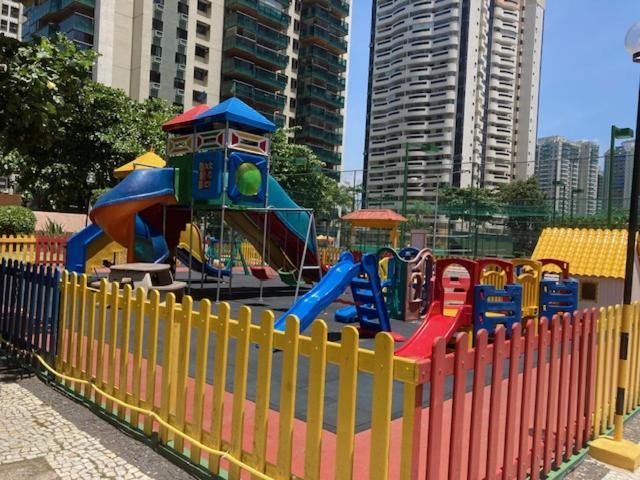 Lindo Apto De 2 Quartos E 2 Banheiros Sociais No Barramares Com Comercio Proximo, Piscina Aquecida, Quadras, Parquinhos, Brinquedoteca, Emprestimo De Cadeiras E Barracas De Praia, Condominio Em Frente A Praia, Apartamento Limpissimo, Equipado, Tudo N Apartment Rio de Janeiro