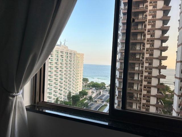 Lindo Apto De 2 Quartos E 2 Banheiros Sociais No Barramares Com Comercio Proximo, Piscina Aquecida, Quadras, Parquinhos, Brinquedoteca, Emprestimo De Cadeiras E Barracas De Praia, Condominio Em Frente A Praia, Apartamento Limpissimo, Equipado, Tudo N Apartment Rio de Janeiro